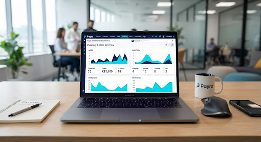 Dashboard de Odoo ERP mostrando módulos de ventas e inventario en una laptop